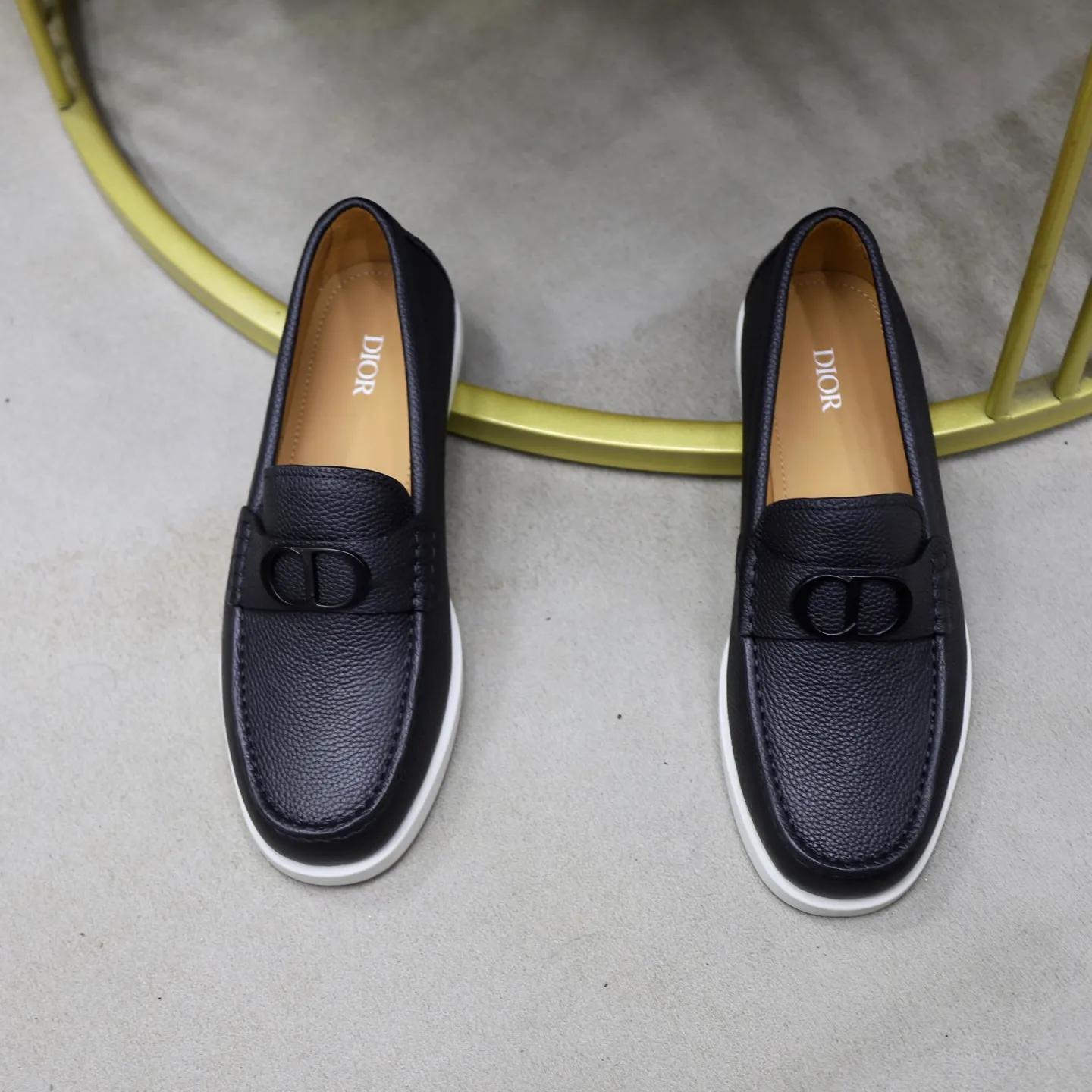 Ex-factory price: 560🙅‍♂️🙅‍♂️🙅‍♂️ Brand: Dior DIOR Standard code: Men's code 38/44 (45 can be customized) Grade: Same as the official website Material: Original cowhide stitching, cowhide lining, original TPU wear-resistant soft outsole Style categories: Leisure and sports version, footwear for driving, young fashion, European and American trends, British style Color: actual picture color
